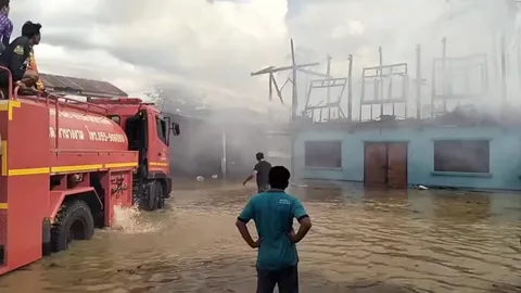 สลดใจ ตายายขนทรัพย์สินหนีน้ำไว้ชั้น 2 เคราะห์ซ้ำกรรมซัดไฟไหม้วอด