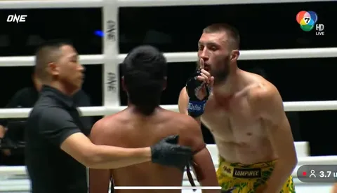 แฟนมวยแห่คอมเมนต์ “นักชกต่างชาติ” ทำท่าจุ๊ปาก หลังชนะ “นักมวยไทย” (คลิป)