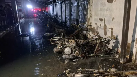 เร่งหาสาเหตุ ไฟไหม้ลานจอดรถแมนชั่น เผาวอดรถเสียหาย 35 คัน