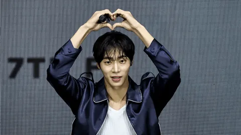 ชูยองอู เสิร์ฟความหล่อ-น่ารัก ทำสาวๆ ใจละลาย ก่อนเจอกันแฟนๆ ในงานแฟนมีตวันพรุ่งนี้