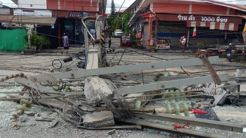 รถกระบะเสียหลัก พุ่งชนเสาไฟฟ้าล้ม 12 ต้น คนขับบาดเจ็บเล็กน้อย