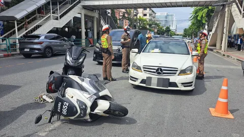 ศาลสั่งจำคุก 2 เดือน ปรับ 1 หมื่น ชายหัวร้อนผลักรถ ตร. ล็อกล้อ จอดหน้า รร. ดัง