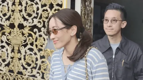 "พินทองทา" พร้อมสามี เข้าเยี่ยม "ทักษิณ" มวลชนเสื้อแดงมาปักหลักรอให้กำลังใจ