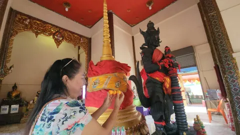 สองแม่ลูกติดใจ กลับมาขอโชค "เลขเด็ด" ท้าวเวสสุวรรณ หลังถูกลอตเตอรี่กว่า 2 แสน