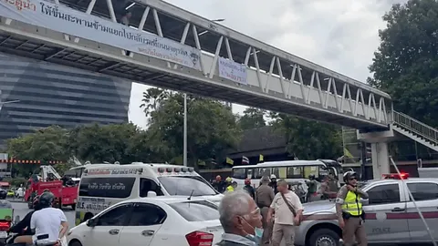 ชายต่างชาติ พลัดตกสะพานลอย ถนนศรีอยุธยา หัวโหม่งพื้นสาหัส