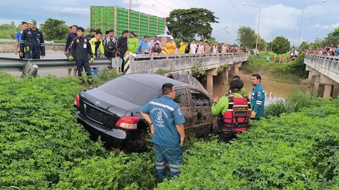 เก๋งเสียหลักพุ่งตกคลองชลประทาน จมมิดทั้งคัน หนุ่มเจ้าของร้านกาแฟดับ
