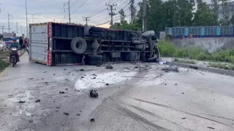 รถหกล้อเสียหลัก พุ่งข้ามเลนชนประสานงากระบะ ตาย 1 เจ็บ 2 ราย