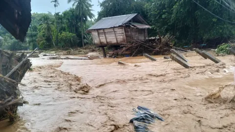 อิทธิพลพายุบัวลอย ถล่มแม่สะเรียง น้ำป่าไหลหลาก-ดินสไลด์ ดับ 1 ศพ