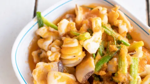 เปิดสูตร ‘หมึกผัดไข่เค็ม’ จานเด็ดสุดนัว ทำอย่างไรให้ซอสเคลือบสวย ไม่จับเป็นก้อน