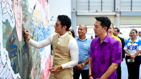 "กากัน มาลิก" เขียนข้อความ "I love Thailand" บนรูปวาด "แม่ทัพภาคที่ 2"