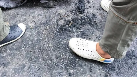 ชายคบชาย ทะเลาะแฟน คลั่ง-เผาตัวเองคาป้ายรถเมล์