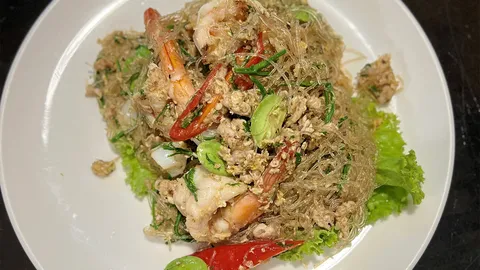 ต้นตำรับผัดสามเหม็น จากร้านบ้านพึงชม