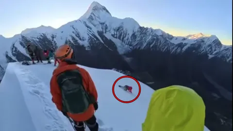 ช็อก นักปีนเขาตกเขาดับสลดในจีน หลังถอดเชือกนิรภัยเพื่อถ่ายรูป (คลิป)