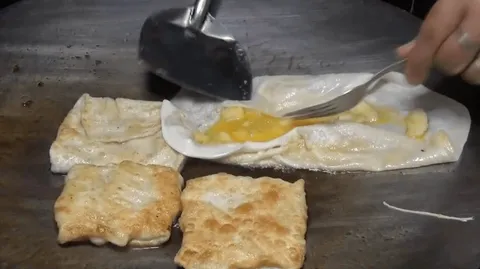 โรตีป้าเด เชียงใหม่ ตำนานมิชลินไกด์ 5 ปีซ้อน คิวต่างชาติแน่นหน้าวัดมหาวัน