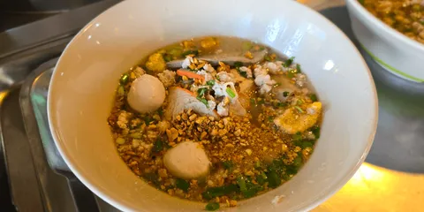 เปิดตำนาน 60 ปี "ก๋วยเตี๋ยวแม่บ๊วย" จากเพิงริมคลอง สู่ร้านดังแห่งบ้านสร้าง จ.ปราจีนบุรี