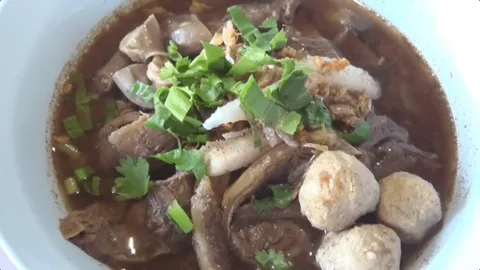 ก๋วยเตี๋ยวเนื้อกับฝักลิ้นฟ้า “เจ๊ศรี ชวนชิม” เริ่ม 50 บาท