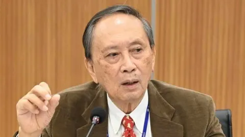 “ปลอดประสพ” ชี้ถนนทรุดอ้างอุบัติเหตุฟังไม่ขึ้น แนะทุบ สน.สามเสน แล้วสร้างใหม่