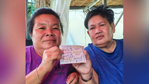 แม่ค้าขายพวงมาลัย กลายเป็นเศรษฐีใหม่ ถูกหวยรางวัลที่ 1 รับเงิน 12 ล้านบาท