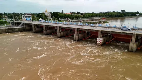บัวลอยมาแล้ว "เขื่อนเจ้าพระยา" ปรับระบายน้ำ เตือนท้ายเขื่อนฯ รับมือ