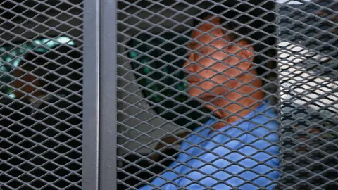 24 วันของ “ทักษิณ” ในเรือนจำ ยังมีรอยยิ้มหลัง 2 ลูกสาวเข้าเยี่ยม ทนายเชื่อหลายคนคิดถึง