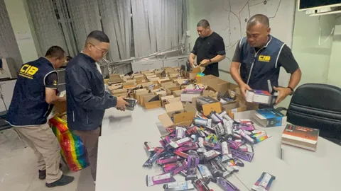 ปคบ. ยึดบุหรี่ไฟฟ้า-บุหรี่เถื่อน มูลค่ากว่า 5 ล้าน คาโกดังบริษัทขนส่งเอกชนหาดใหญ่