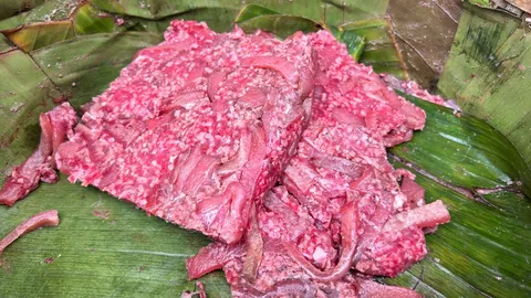 “เนื้อส้มตาก” ก้อนแดงของไทใหญ่ อาหารบรรพบุรุษจากชายแดนแม่สาย รสชาติคล้ายแหนม