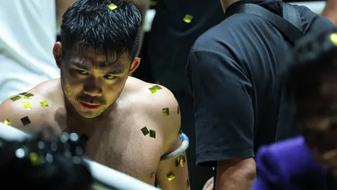 สุดยอดสปิริต "พระจันทร์ฉาย" ยกมือไหว้ยินดี "ดิ เบลลา" แม้เพิ่งแย่งเข็มขัดแชมป์ คิกบ็อกซิ่งฯ