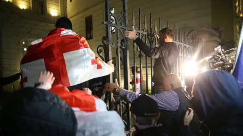 จอร์เจียประท้วงเดือดต้านรัฐบาล ม็อบพยายามบุกเข้าทำเนียบ ปธน.แต่โดนสกัด