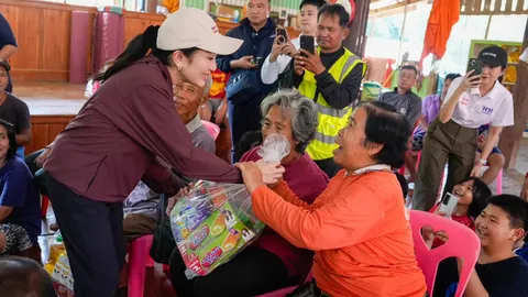 “แพทองธาร” นำทีมเพื่อไทยลงอุตรดิตถ์ ช่วยน้ำท่วม ยืนยันแม้ไม่ได้เป็นรัฐบาลแต่จะคอยช่วยผ่าน สส.