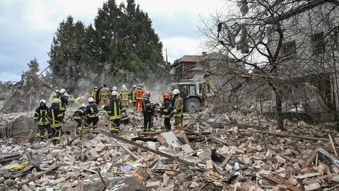 รัสเซียยิงมิสไซล์-ส่งโดรนกว่า 500 ลำโจมตียูเครน ดับ 5 ศพ ไฟดับวงกว้าง