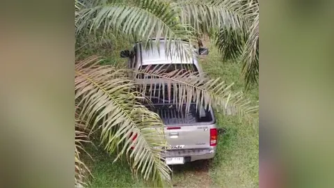 พบกระบะต้องสงสัย ก่อเหตุปล้นทองนราธิวาส ซุกสวนปาล์มใน อ.แว้ง