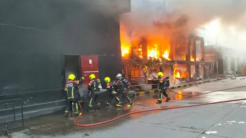 เกิดเหตุไฟไหม้ร้าน ในซอยศูนย์วิจัย-พระราม 9 เจ้าหน้าที่อยู่ระหว่างเร่งดับไฟ