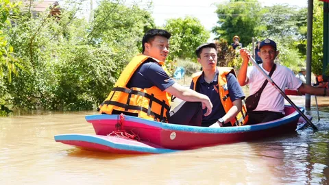 “ณัฐพงษ์-ทวิวงศ์” ติดตามน้ำท่วมอยุธยา แนะทบทวนแผนระบายน้ำ-ปรับมาตรการเยียวยา