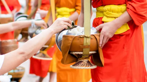 วันออกพรรษา 2568 ธนาคารหยุดไหม เช็กวันหยุดยาวเดือนตุลาคม วันไหนบ้าง