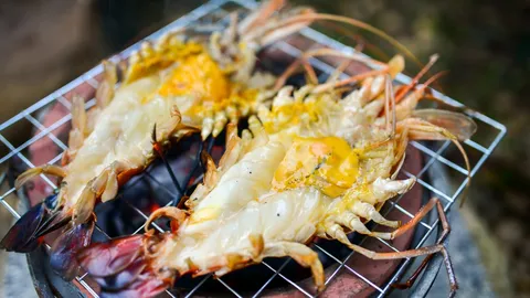 ยกทะเลขึ้นบก! เปิดสูตร ‘กุ้งเผา’ มันเยิ้ม เปลี่ยนบ้านให้กลายเป็นร้านอาหารซีฟู้ดระดับพรีเมียม