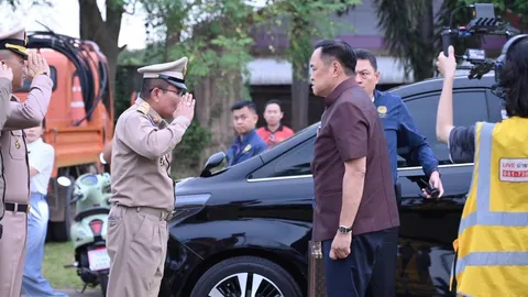 นักเสี่ยงโชคแห่ส่อง "เลขเด็ด" ทะเบียนรถนายกฯ "อนุทิน" ลงพื้นที่ จ.นครพนม