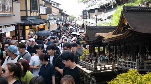 เกียวโต ขึ้นภาษีที่พัก สู้ "Overtourism" กับความสัมพันธ์ “ทั้งรักทั้งชัง” นักท่องเที่ยวของญี่ปุ่น