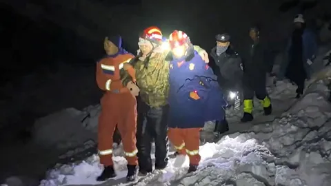 กู้ภัยช่วยนักปีนเขาหลายร้อยคน ที่ติดบนเขาเอเวอเรสต์ได้ครบทุกคนแล้ว