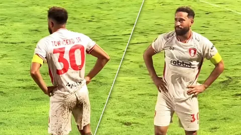 สื่ออังกฤษลงคลิป ทาวน์เซนด์ ลงเล่นในไทยลีก เจอสภาพสนามสุดช็อก แฟนต่างชาติแห่แซว (คลิป)