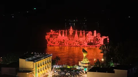 สวยงามตื่นตา มหกรรมไหลเรือไฟโลก 2568 นักท่องเที่ยวนับแสนแห่ชม