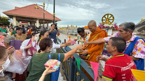เทศบาลนครปากเกร็ด ตักบาตรพระสงฆ์ทางเรือ สืบสานประเพณีท้องถิ่นชาวไทยเชื้อสายมอญ