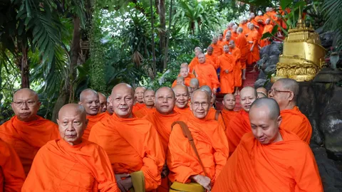 แสงทองยามเช้า ตักบาตรเทโว  “ภูเขาทอง” รับวันออกพรรษา 2568