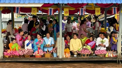 ประชาชนร่วมสืบสาน ประเพณีตักบาตรพระร้อย ร่วมใจถวายบัว ปทุมธานี