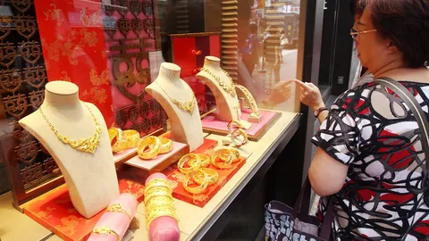 ทองทะลุ 4,000 ดอลลาร์ ชาวฮ่องกงแห่ขายทอง-สมบัติเก่า คิวยาวเหยียด-ร้านดังปิดรับคิว