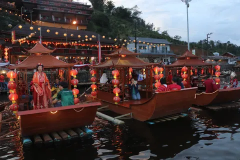 เปิดฤดูกาลเที่ยว “บ้านรักไทย” ชมวิถีชาวบ้าน ล่องเรือชมบรรยากาศ ฉลองติดโผหมู่บ้านที่สวยที่สุดในโลก
