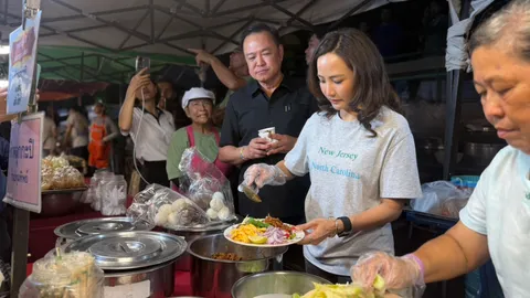 “อนุทิน” ควง “จ๋า ธนนนท์” สวมบทเชฟ ก่อนร้องเพลงส่งกำลังใจให้ทหารชายแดน