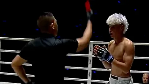 แบบนี้ไม่ไหว "นักชกต่างชาติ" โดนใบแดง หลังเตะซ้ำใส่ นักมวยไทย ที่ล้มลงไปแล้ว