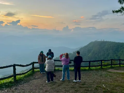 อากาศยามเช้า 18 องศาบนภูเรือ แสงทองและทะเลหมอกปลายฝน