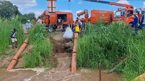 สิงห์บุรีระทึก ระดมอุดพนังรั่วเป็นโพรงผวานํ้าทะลักจม 4 หมู่บ้าน