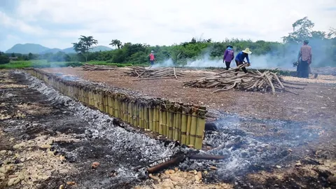 สาธุชนร่วมเผาข้าวหลาม 15,000 กระบอก แจกงานบุญกฐิน แถมได้ "เลขเด็ด" ลุ้นโชค